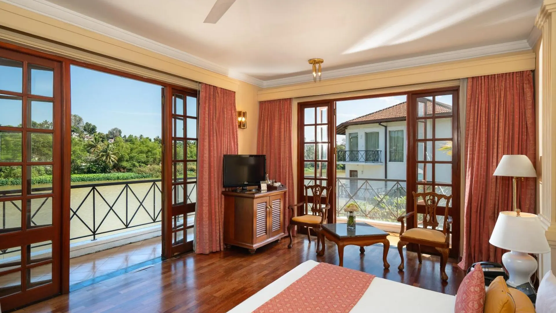 *****  Mahaweli Reach Hotel Канди Шри-Ланка