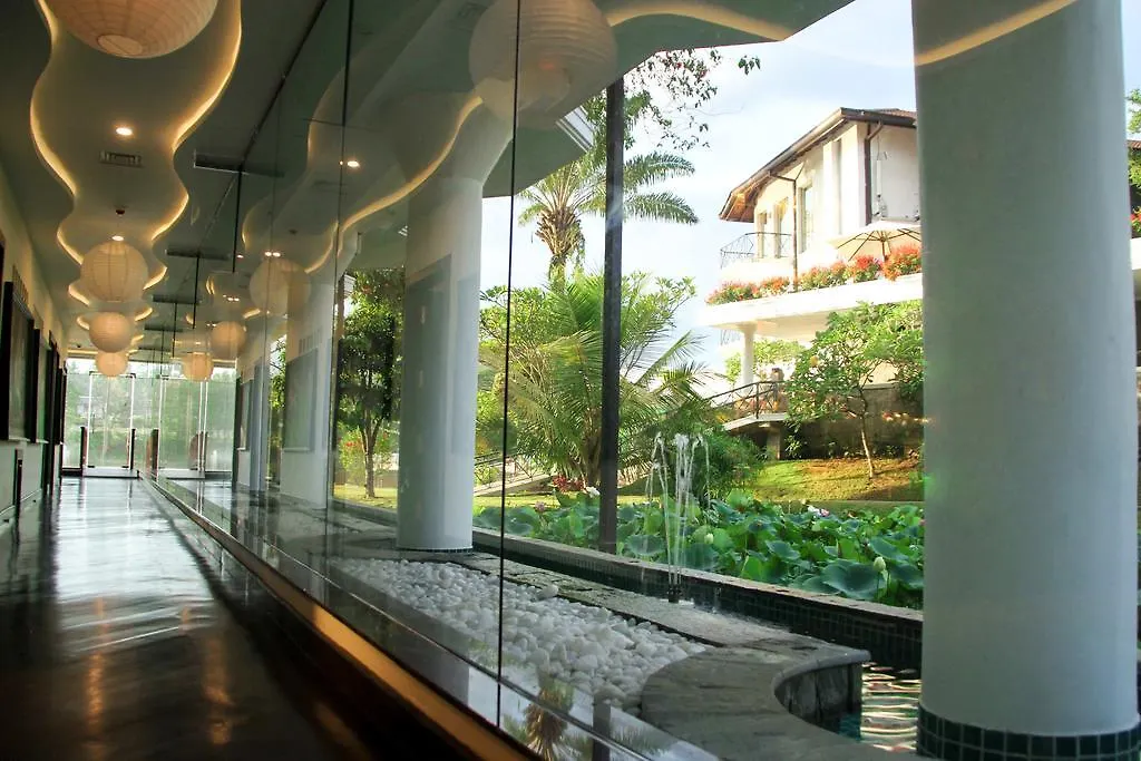 *****  Mahaweli Reach Hotel Канди Шри-Ланка